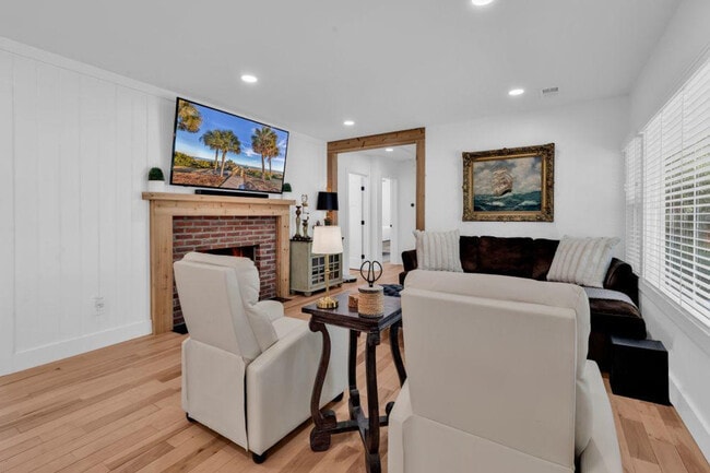 Building Photo - 519 35th Ave N