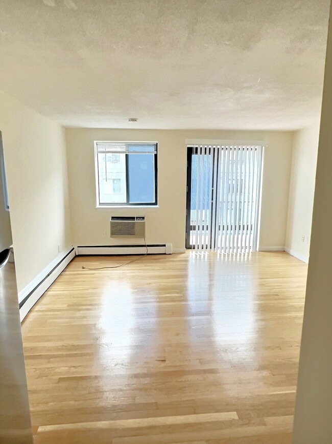 Building Photo - 1039 Commonwealth Ave