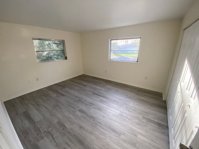 Foto del edificio - Convenient location Orange City