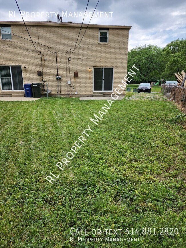Building Photo - Spacious 3 bedroom 1.5 bathroom town home