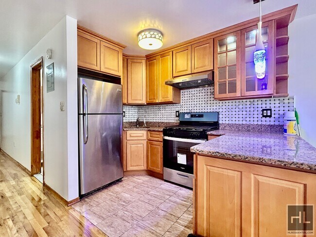 Foto del edificio - 3 bed 2 bath in Kew Gardens