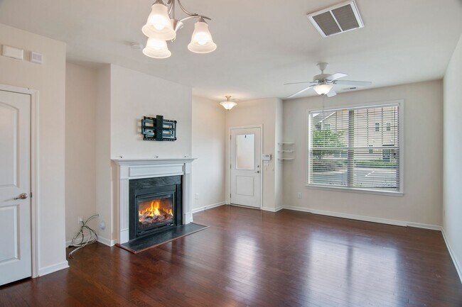 Building Photo - Beautiful 2 bedroom, 2.5 bathroom with Lof...