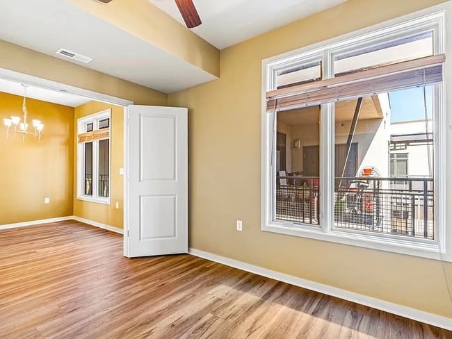 Foto del edificio - 2150 S Main St