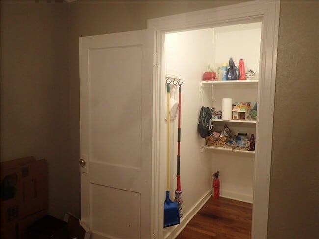 Building Photo - 5918 La Vista Dr