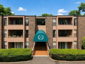 Building Photo - 30 Shrewsbury Green Dr