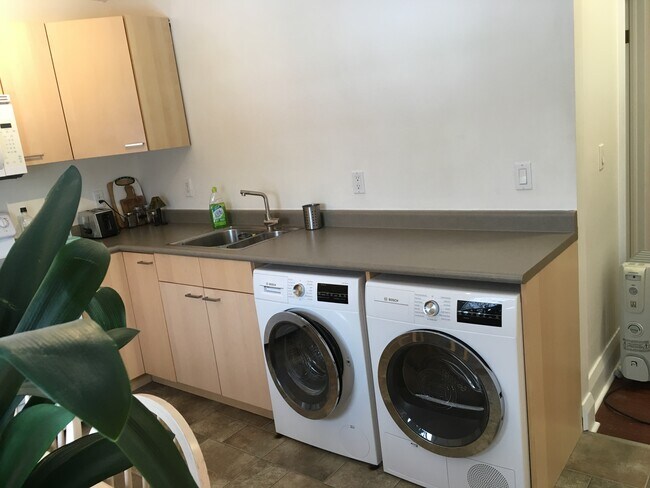 Building Photo - 167 Silverthorn Av