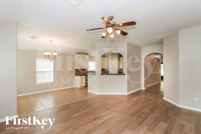 Building Photo - 2726 Lakecrest Way Dr