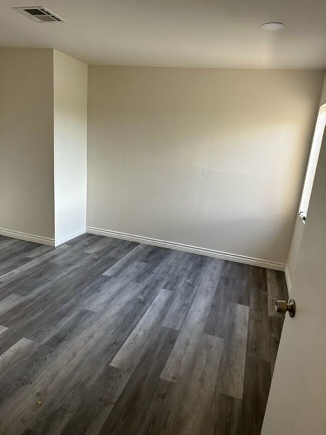 Building Photo - 11231 Oxnard St