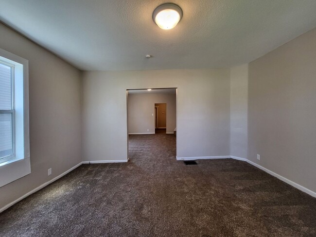 Building Photo - 1527 Des Moines St