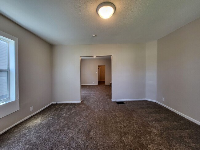 Building Photo - 3 Bedroom, 1 Bathroom Duplex with quick ac...