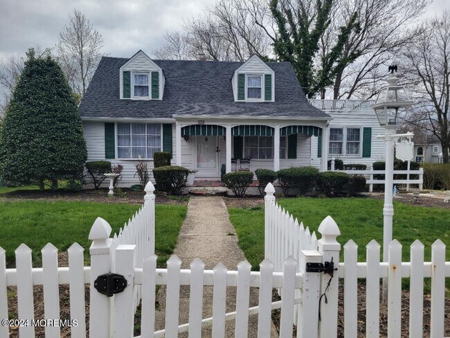 Building Photo - 328 Cedar Ave