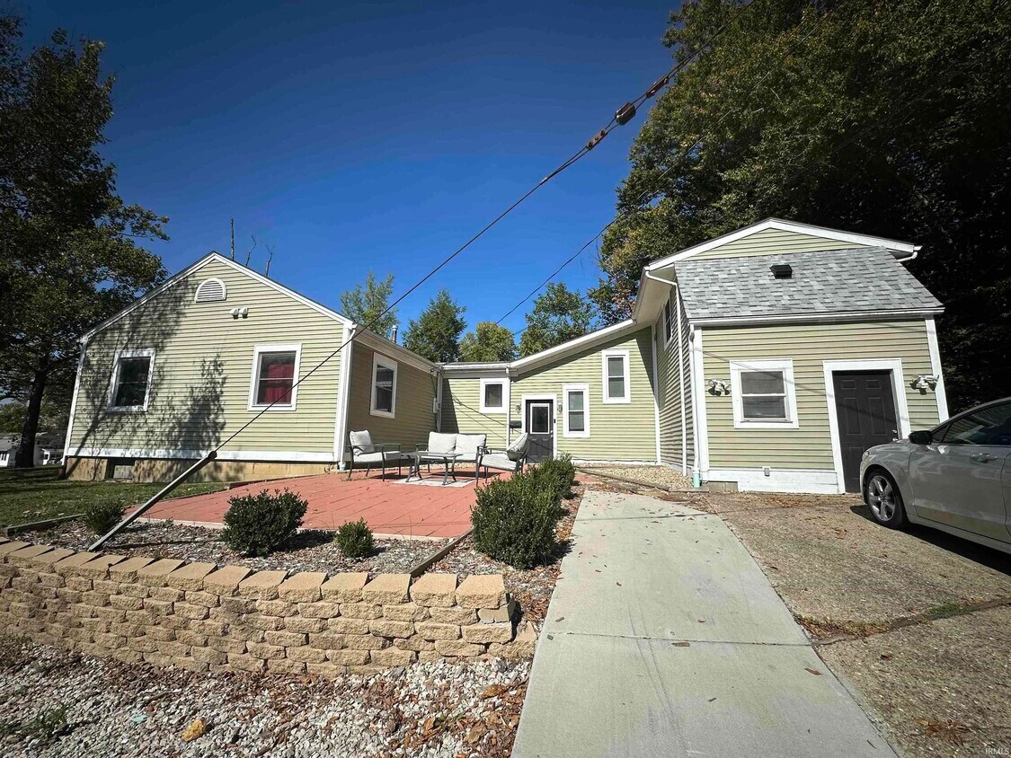 Foto principal - 100 N Bryan Ave