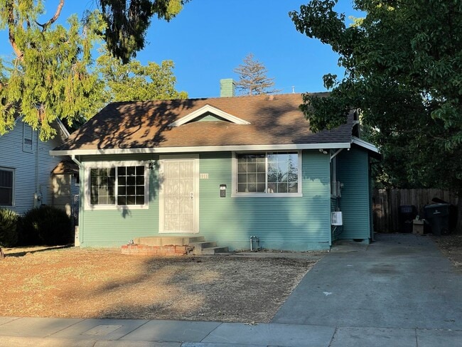 East Sac Bungalow Available! - East Sac Bungalow Available! House
