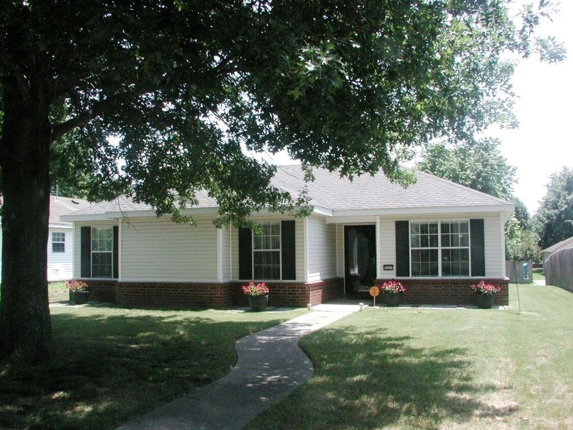 Foto principal - Beautiful 3-bedroom 2 bath Home in Fayette...