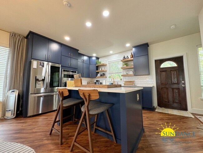 Foto del edificio - MUST SEE Waterfront Home with Custom Renov...