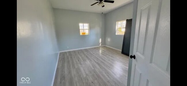 Foto del edificio - 1335 E Washington St