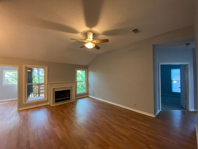 Building Photo - Renovated 3 Bedroom / 2 Bathroom/ 2 Car Ga...