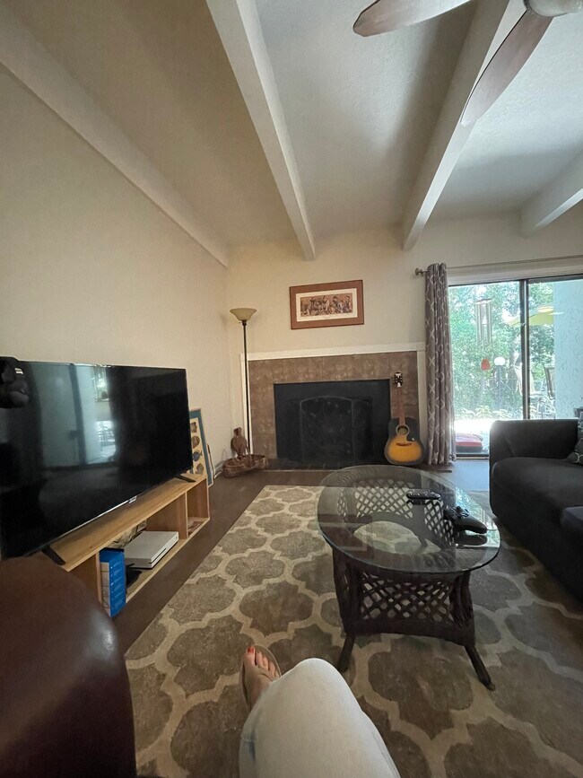 Living rooom - 116 Fairway Dr