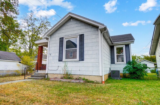 Building Photo - Two Bedroom, One Bathroom House in Hamilton