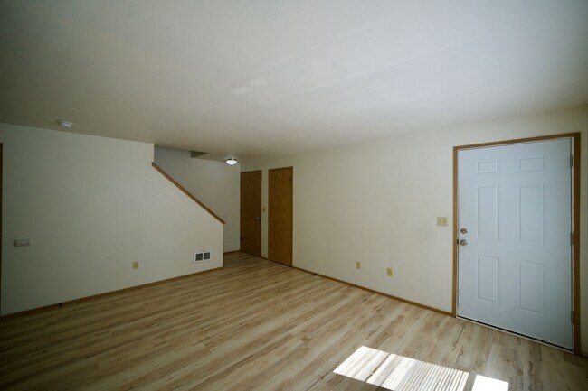 Building Photo - Spacious Townhome with Private Yard Near Lake Stevens!