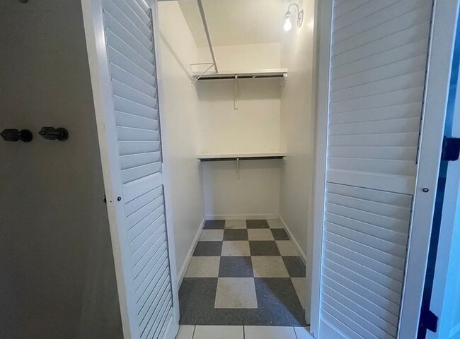 Building Photo - 206 Challenger St