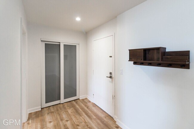 Foto del edificio - 1 br, 1.5 bath House - 320 E Stocker St  #317