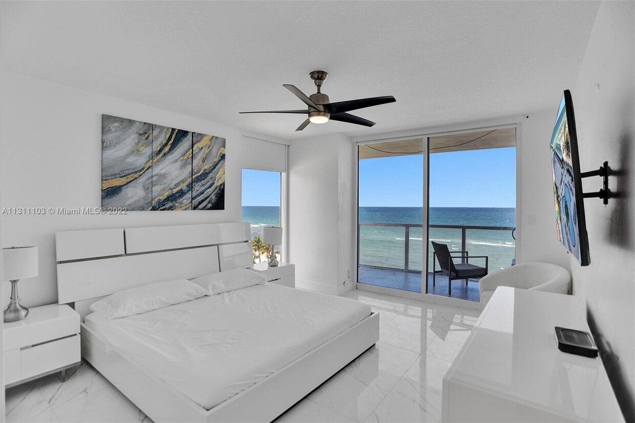 Primary Photo - 16699 Collins Ave