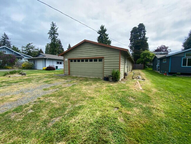 Building Photo - Conveniently Located 3-Bedroom Home with S...