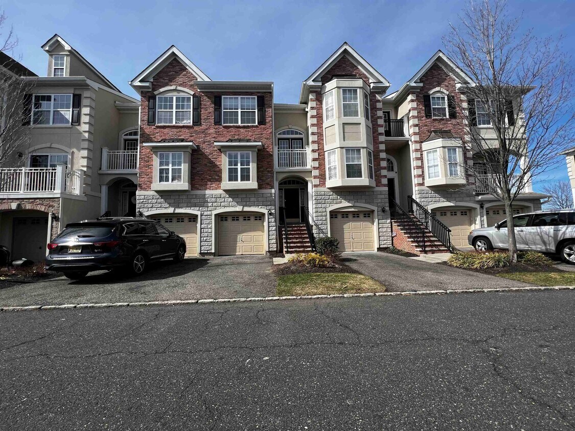 24 Mallard Pl Unit 24, Secaucus, NJ 07094 Condo for Rent in Secaucus