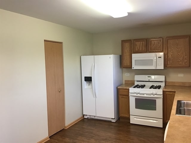 Building Photo - 818 Glen Cove Ln