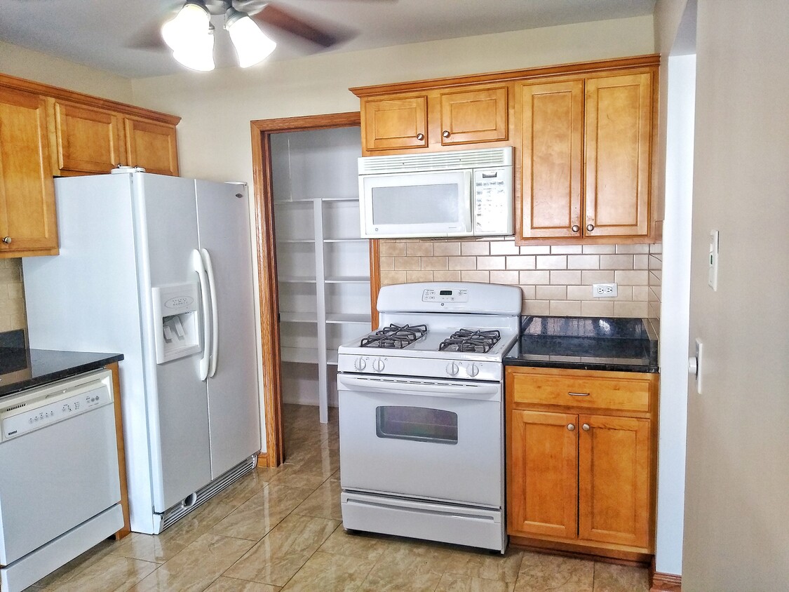 Kitchen - 220 Oak Knoll Ct