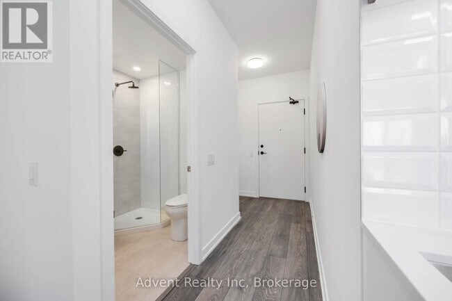 Photo du bâtiment - 8888-8888 Yonge St