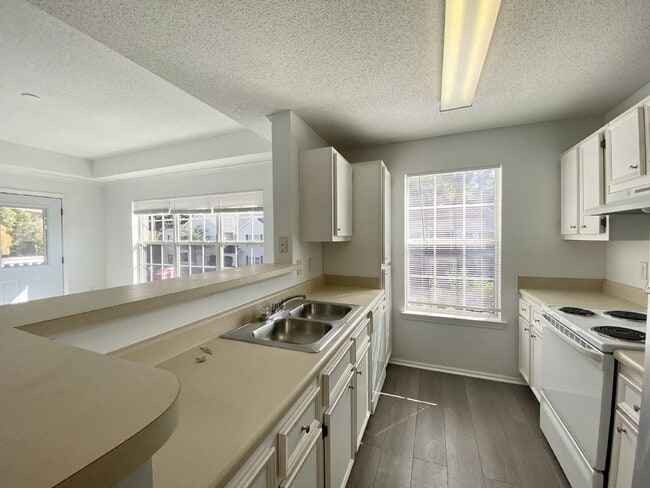 Building Photo - Spacious, One Bedroom Apartment W/ a Balcony!
