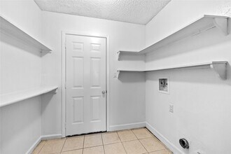 Building Photo - 6327 Lynkat Ln