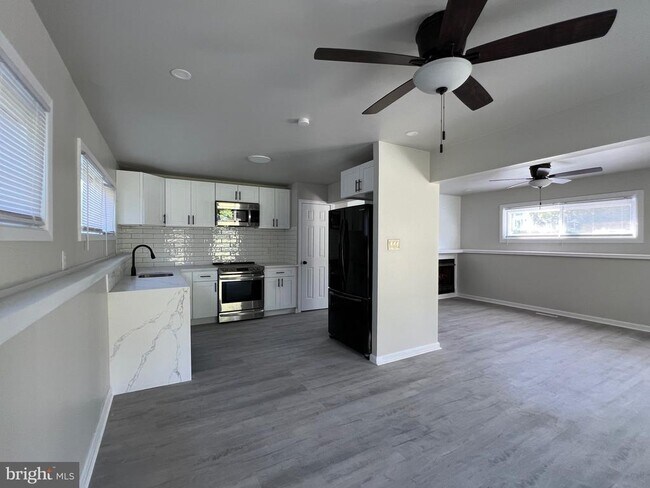 Building Photo - 4500 Roslyn Dr