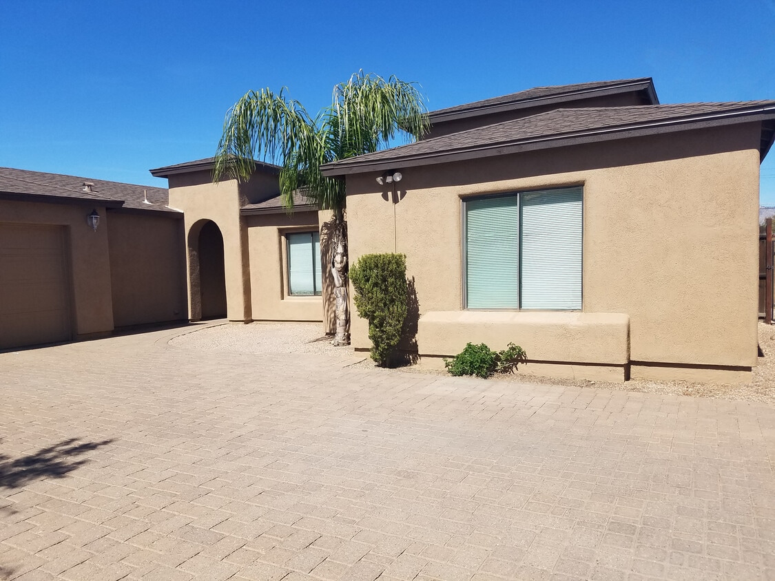 2 car garage and parking for more - 809 E Seneca St