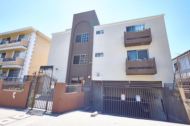 Building Photo - 943 Elden Ave