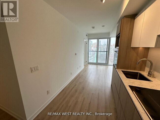 Building Photo - 319 Jarvis St