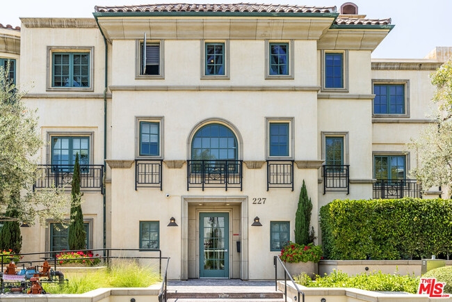 Building Photo - 227 S Hamilton Dr