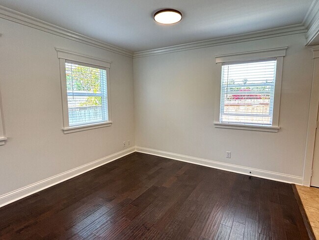 Building Photo - Adorable Beach-Close 2 Bedroom Bungalow in...