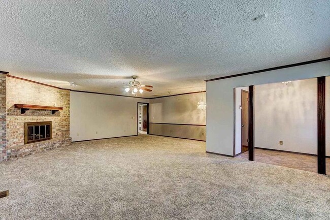 Building Photo - 12300 Green Valley Dr
