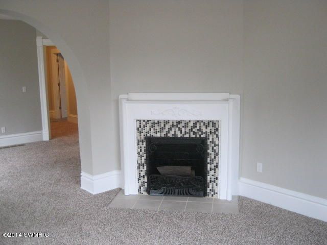 Building Photo - 924 Knapp St NE