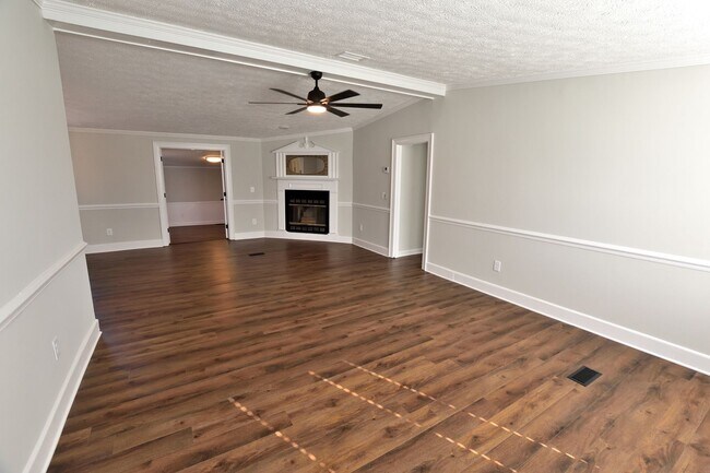 Foto del edificio - 1392 E Old Spring Hope Rd