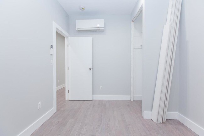 Foto del edificio - 284 Driggs Avenue