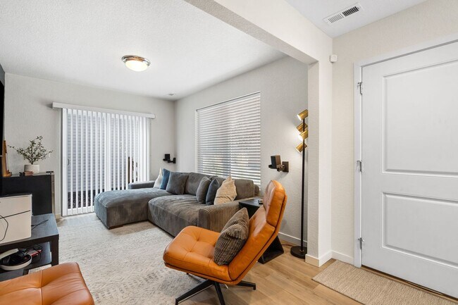 Foto del edificio - MODERN TWO STORY 2 BED/2 BATH IN BANNING LEWIS RANCH!