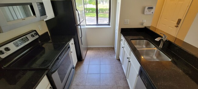 Building Photo - Second Floord, 2 bedroom 1 Bath Condo in A...