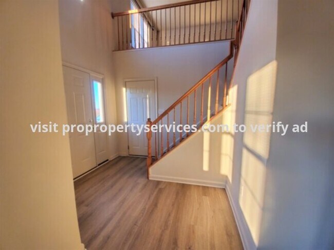 Foto del edificio - Charming Raised Rancher With Lawn Care Included