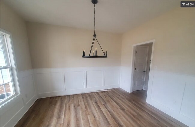 Building Photo - Charming 4 Bedroom 2.5 Bathroom with Bonus Room