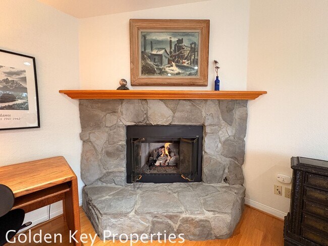 Building Photo - Welcome to this spacious granny flat located in charming Olde Carlsbad!