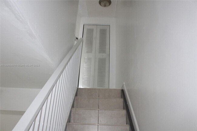 Building Photo - 1701 W 42nd Pl